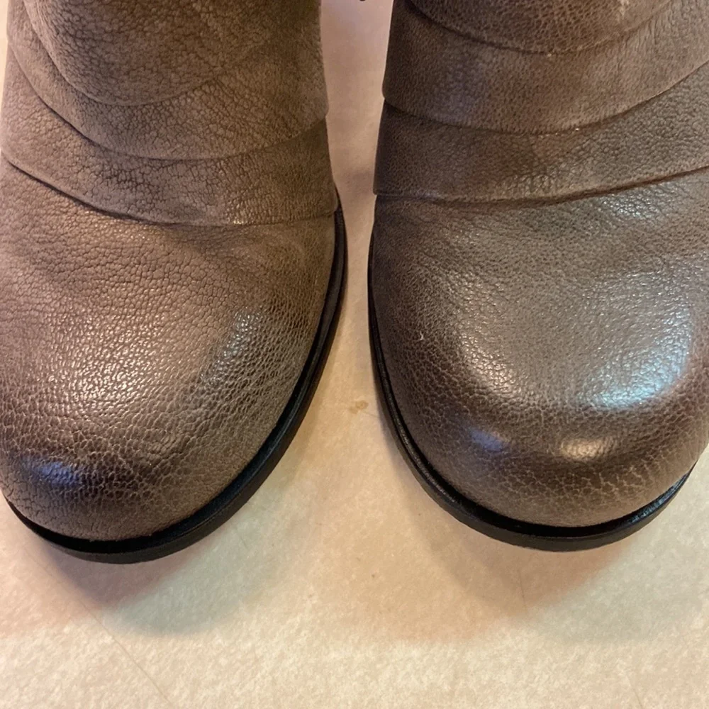 Vince Camuto Belta Stacked Heel Leather Bootie Rounded Toe Pebbled & Ple…